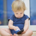 Bambini e Web, la conferma di un arretramento educativo dei genitori